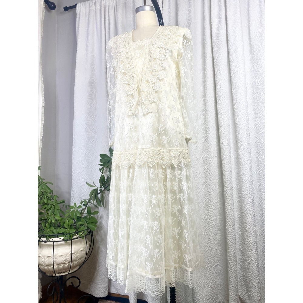 Vintage 1980s White Lace Drop Waist Wedding Dress, Size Medium - Picture 5 of 11